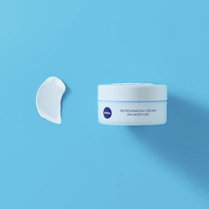 NIVEA Crema de Día Refrescante - Crema Facial Hidratante - Refresca e Hidrata la Piel - Previene las Manchas - Protección Solar PF30 - Con Vitamina E - Uso Diario - Piel Normal y Mixta -50 ml