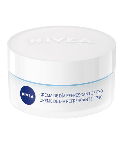 NIVEA Crema de Día Refrescante - Crema Facial Hidratante - Refresca e Hidrata la Piel - Previene las Manchas - Protección Solar PF30 - Con Vitamina E - Uso Diario - Piel Normal y Mixta -50 ml