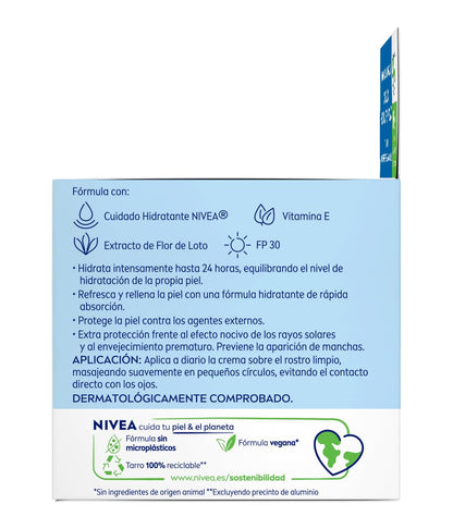 NIVEA Crema de Día Refrescante - Crema Facial Hidratante - Refresca e Hidrata la Piel - Previene las Manchas - Protección Solar PF30 - Con Vitamina E - Uso Diario - Piel Normal y Mixta -50 ml